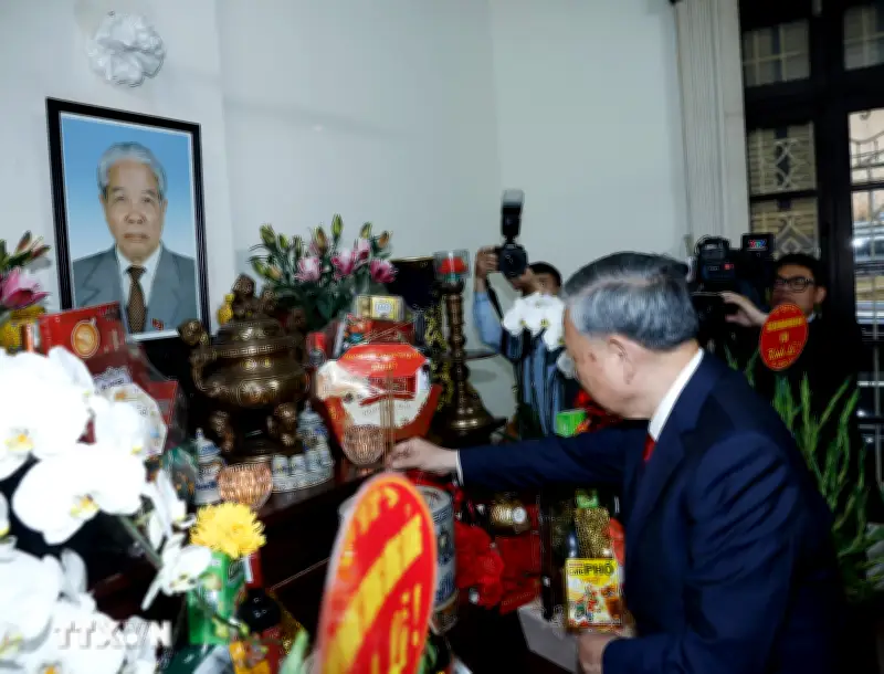 Tổng Bí thư Tô Lâm thắp hương tưởng niệm các lãnh đạo tiền bối nhân dịp kỷ niệm 96 năm Đảng