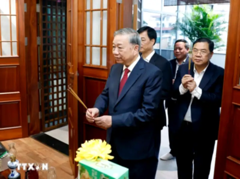 Tổng Bí thư Tô Lâm thắp hương tưởng nhớ các đồng chí lãnh đạo Đảng, Nhà nước