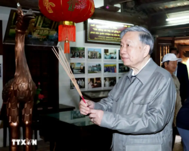 Tổng Bí thư Tô Lâm dâng hương tưởng niệm các lãnh đạo tiền bối của Đảng