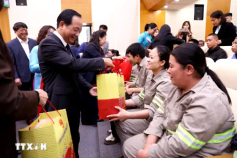 Đại tướng Trịnh Văn Quyết thăm, chúc Tết và tặng quà cho nhân dân Tuyên Quang