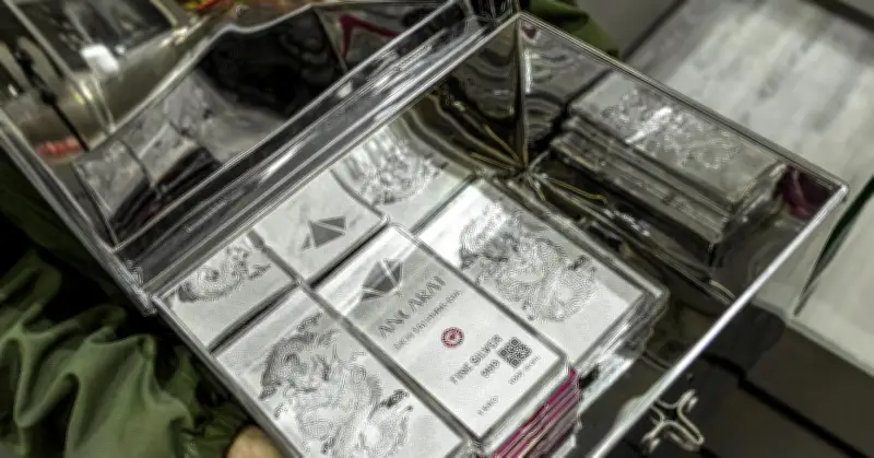 Giá bạc trong nước duy trì đà tăng mạnh, thế giới vượt 78 USD/ounce