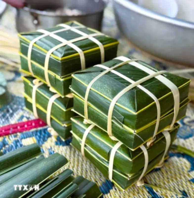 Gói Bánh Chưng Khuôn Lá Dừa: Nét Đẹp Văn Hóa Độc Đáo Của Cư Dân Làng Biển Diễn Châu