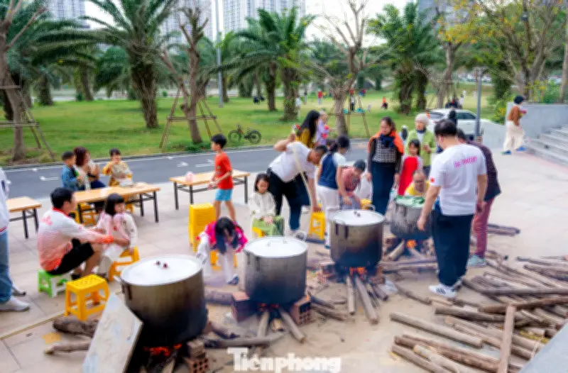 Gói Bánh Chưng Tập Thể: Giữ Hồn Tết Cổ Truyền Giữa Lòng Đô Thị Hiện Đại