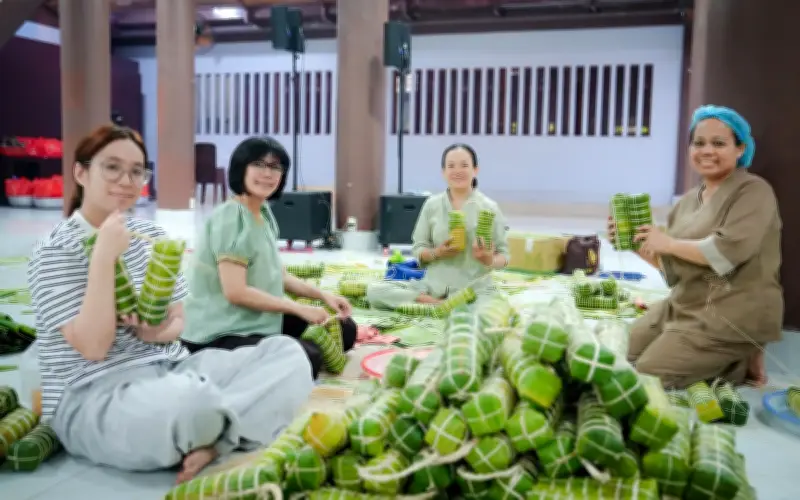 Gói Bánh Tết, Gói Yêu Thương: Ngọn Lửa Sẻ Chia Ấm Áp Giữa Lòng Sài Gòn