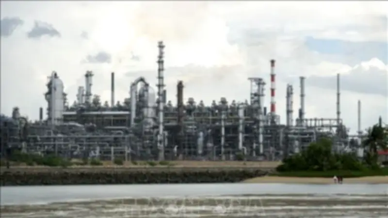 Giá dầu thế giới giảm nhẹ tại châu Á sau đà tăng mạnh, nhà đầu tư thận trọng trước căng thẳng Mỹ-Iran