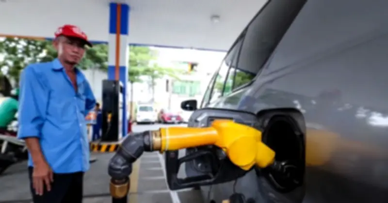 Giá dầu thế giới tăng nhẹ, trong nước xăng giảm đầu năm Bính Ngọ