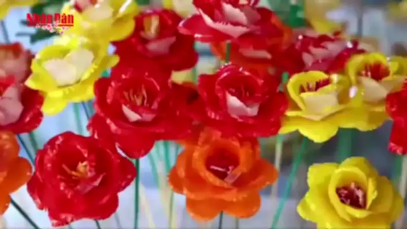 Giữ Hồn Tết Việt Từ Những Cánh Hoa Giấy Thanh Tiên Độc Đáo