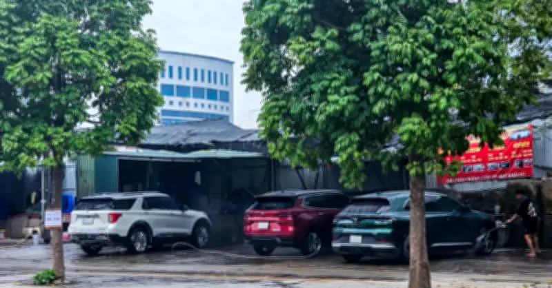 Giá rửa xe ngày cận Tết tăng kỷ lục, 500.000 đồng/lượt cho Mercedes, BMW