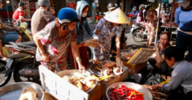 Giá thực phẩm tăng mạnh ngày mùng 3 Tết tại chợ Bà Chiểu, TP.HCM