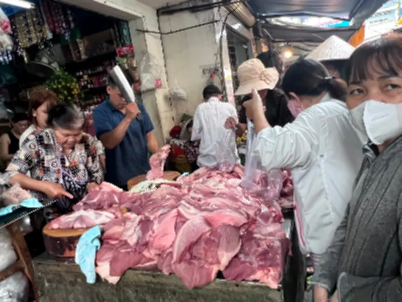 Giá Thịt Heo Tăng Mạnh Ngày 28 Tết, Người Dân TP.HCM Vẫn Tấp Nập Mua Sắm
