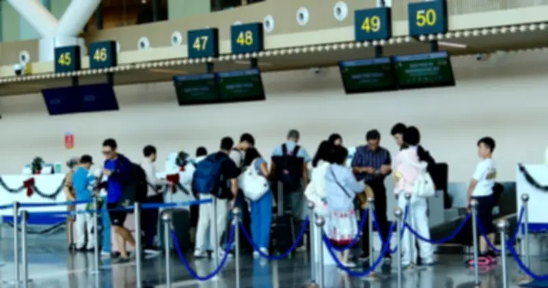 Giá vé máy bay mùng 1 Tết giảm mạnh, sân bay Tân Sơn Nhất đón 120.000 khách