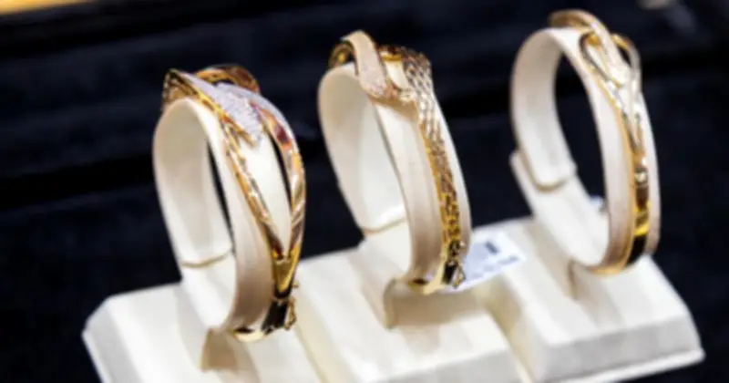 Giá vàng duy trì ở mức cao nhờ bất ổn địa chính trị và dữ liệu kinh tế Mỹ ảm đạm