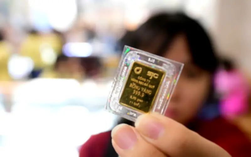 Giá vàng giảm mạnh ngày vía Thần tài, người dân vẫn đổ xô mua cầu may