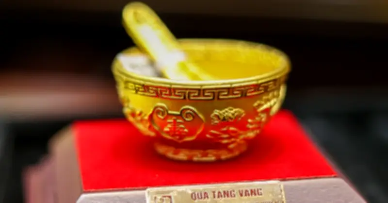 Giá vàng thế giới bật tăng mạnh vượt 5.023 USD/ounce, tăng 117 USD