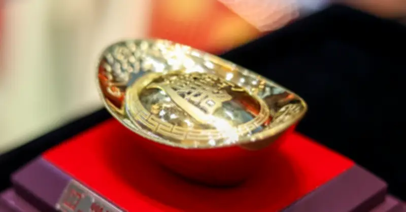 Giá vàng thế giới chững lại quanh 5.000 USD/ounce, dầu tăng mạnh vì căng thẳng Mỹ - Iran