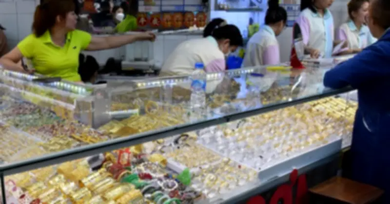 Giá vàng thế giới tăng mạnh, chạm mốc 4.990 USD/ounce trong phiên sáng