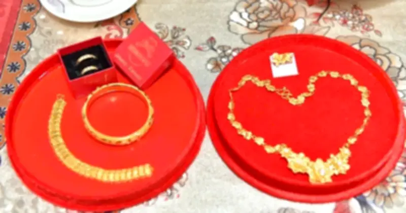 Giá vàng tăng cao khiến nhiều cặp đôi trẻ hoãn hôn nhân vì sính lễ
