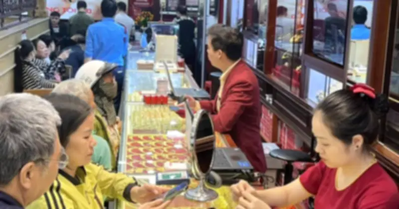 Giá vàng tăng mạnh khi USD suy yếu, thị trường chờ đợi dữ liệu việc làm Mỹ