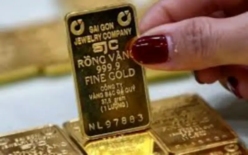 Giá vàng trong nước duy trì mức cao 187 triệu đồng/lượng, người dân Hà Nội xếp hàng mua sớm