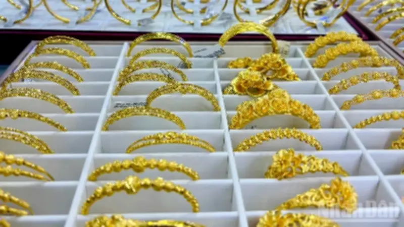 Giá vàng trong nước giảm mạnh, người dân vẫn xếp hàng mua tích lũy trước Tết