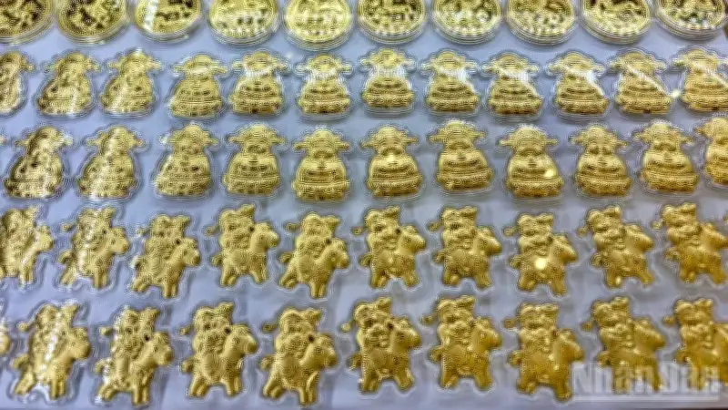 Giá vàng trong nước neo đỉnh, chênh lệch thế giới gần 22 triệu đồng/lượng