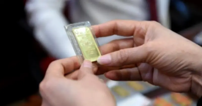 Giá vàng trong nước sáng 13/2 giảm mạnh, thế giới rớt dưới 5.000 USD/ounce