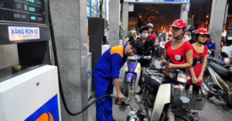 Giá xăng dầu tiếp tục tăng, RON95 vượt mốc 19.000 đồng/lít