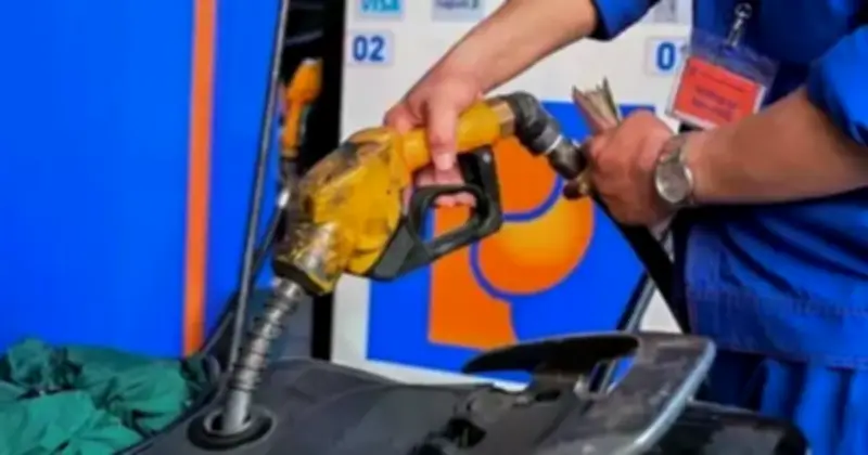 Giá xăng dầu tăng mạnh từ 15h chiều nay, xăng RON95 vượt 19.000 đồng/lít