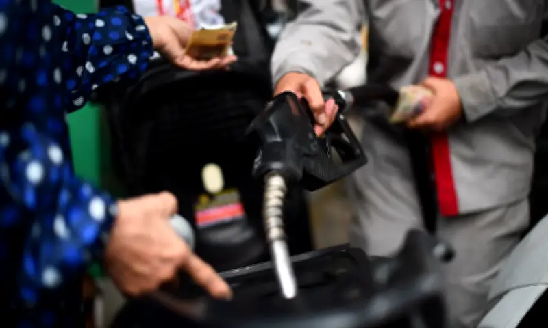 Giá xăng vượt ngưỡng 19.000 đồng mỗi lít sau đợt điều chỉnh mới nhất