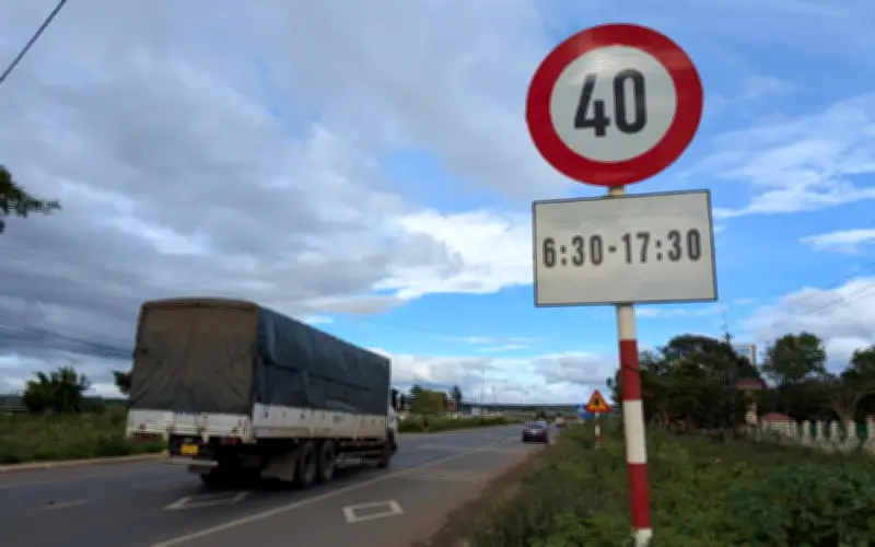 Gia Lai chỉ đạo rà soát biển hạn chế tốc độ dày đặc trên quốc lộ 19