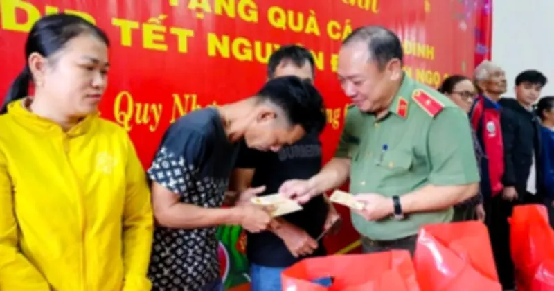 Công an Gia Lai trao 600 phần quà Tết cho người dân vùng bão lũ Hải Minh