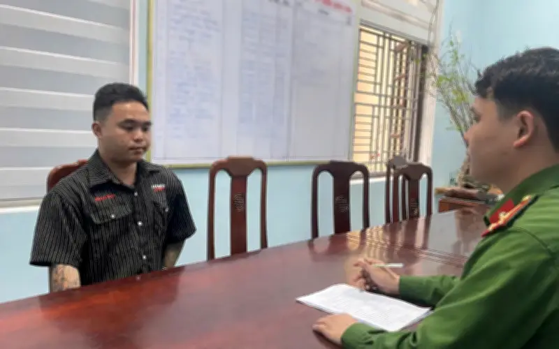 Gia đình công an lừa nạn nhân chuyển tiền giải quyết dân sự ngay trước trụ sở