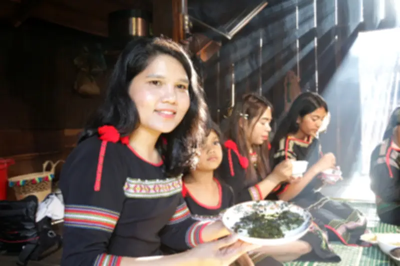 Gia đình Ê Đê giữ gìn văn hóa Tết qua món ăn truyền thống tại Đắk Lắk