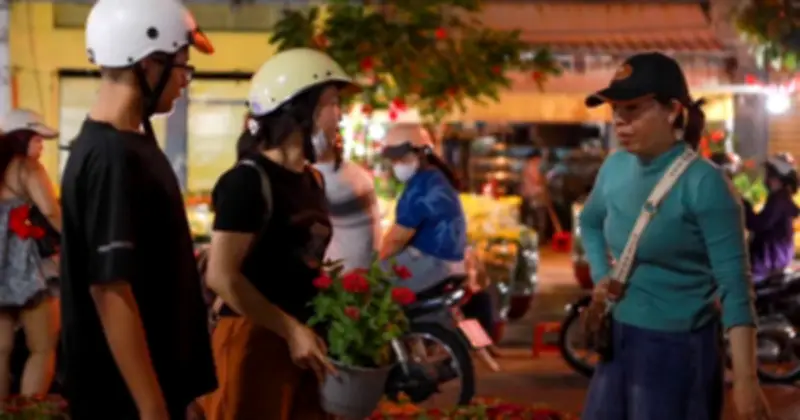 Gia đình Khánh Hòa trải chiếu ngủ vỉa hè, lo âu khi hoa tết ế ẩm tại TP.HCM