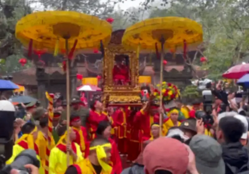 Gia đình làm 50 mâm cỗ mừng con gái 9 tuổi làm nữ tướng ở Hội Gióng