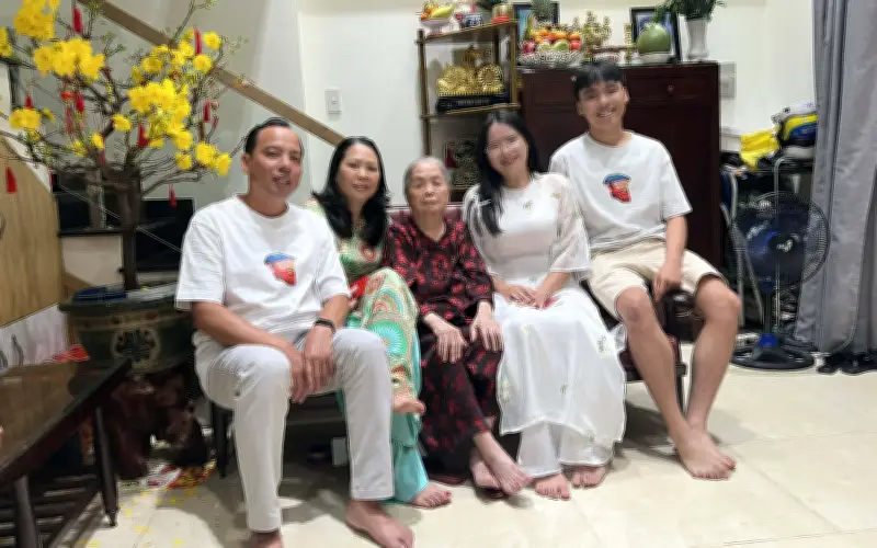 Gia đình quây quần ngày Tết: Khoảnh khắc đáng quý bên người thân