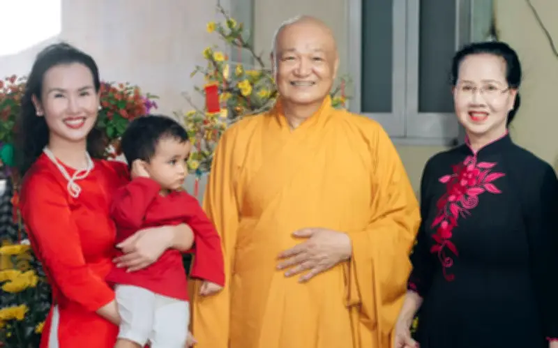 Gia đình vợ Hà Trâm: 3 đời ăn chay, bố đã xuất gia gần 10 năm, Tết vẫn sum họp