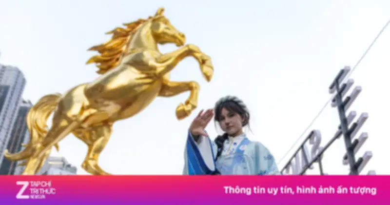 Ngựa vàng khổng lồ cao 5 m thu hút đông đảo khách check-in tại vườn hoa dưới chân cầu Ba Son