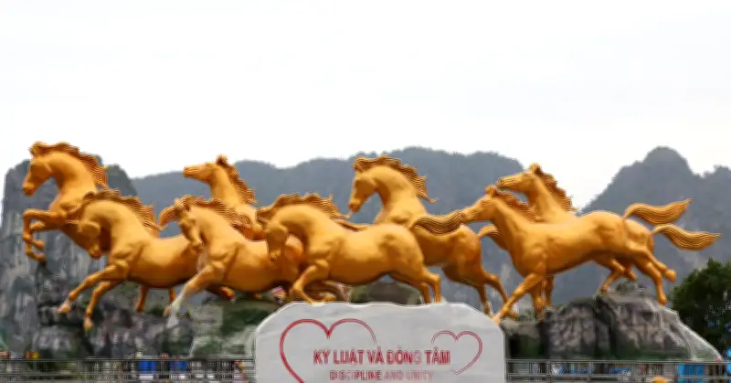 Linh vật bắt ma khổng lồ tung võ đứng mạnh tại Quảng Ninh