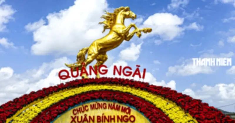 Linh Vật Ngựa Vàng Khổng Lồ Xuất Hiện Ở Quảng Ngãi, Thu Hút Đông Đảo Người Dân