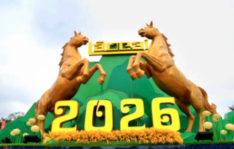 Cặp tượng song mã khổng lồ rực rỡ đón Tết Bính Ngọ tại Quảng trường Lào Cai