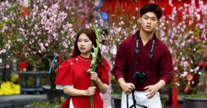 Giao thời điểm Tết, đông đảo người dân đổ về khu vực Hồ Gươm và phố cổ Hà Nội