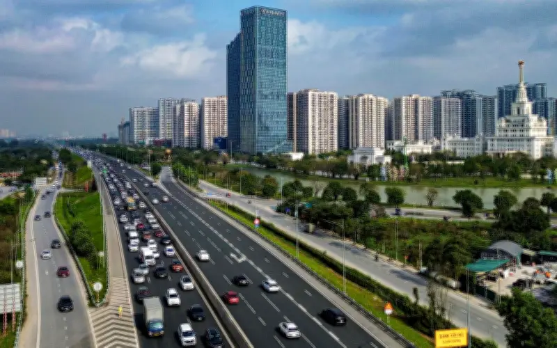 Giao thông cao tốc Tết 2025: Lưu lượng xe tăng mạnh, một số điểm ùn tắc cục bộ