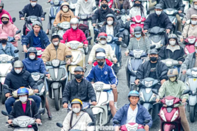 Giao thông Hà Nội ùn tắc nghiêm trọng ngày đầu làm việc sau Tết Bính Ngọ 2026