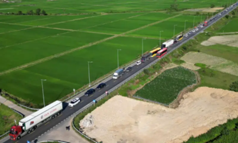 Giao thông miền Trung ùn ứ kéo dài cận Tết, cao tốc mới chưa kịp thông xe