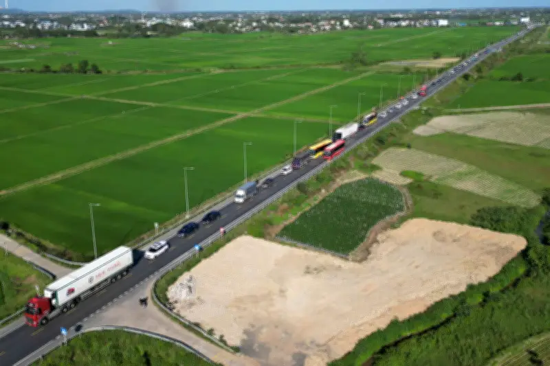 Giao thông miền Trung ùn ứ nghiêm trọng cận Tết, cao tốc mới chưa thể thông xe