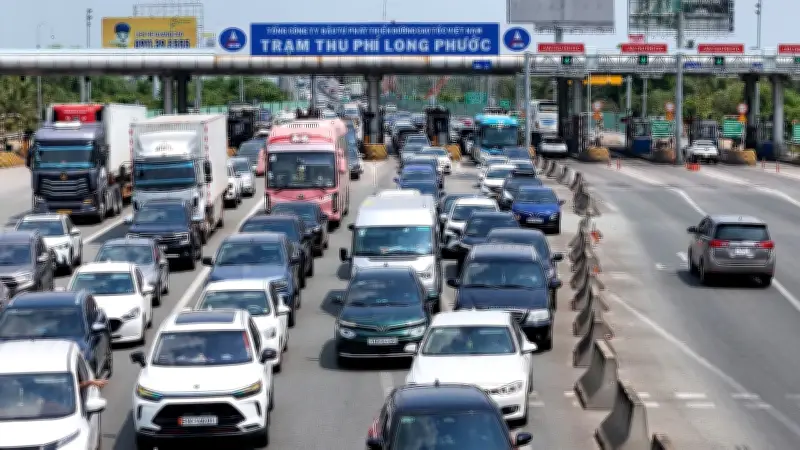 Giao Thông Ùn ứ Nghiêm Trọng Tại Cửa Ngõ TP.HCM Ngày Cuối Tết Bính Ngọ