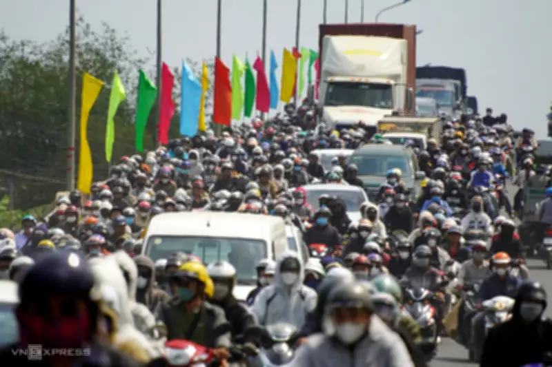 Giao thông ùn ứ nghiêm trọng tại TP HCM và Hà Nội sau kỳ nghỉ Tết Bính Ngọ