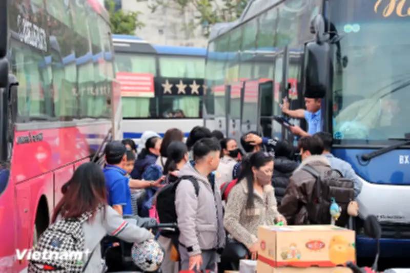 Giao thông ùn tắc tại nhiều tuyến đường, bến xe đông nhưng chưa quá tải trước Tết