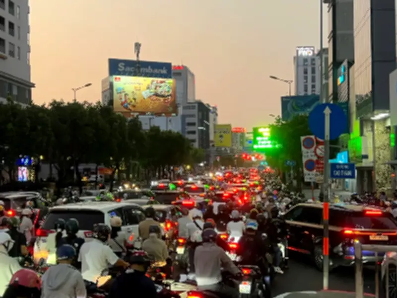 Giao thông ùn ứ nghiêm trọng quanh sân bay Tân Sơn Nhất ngày áp Tết